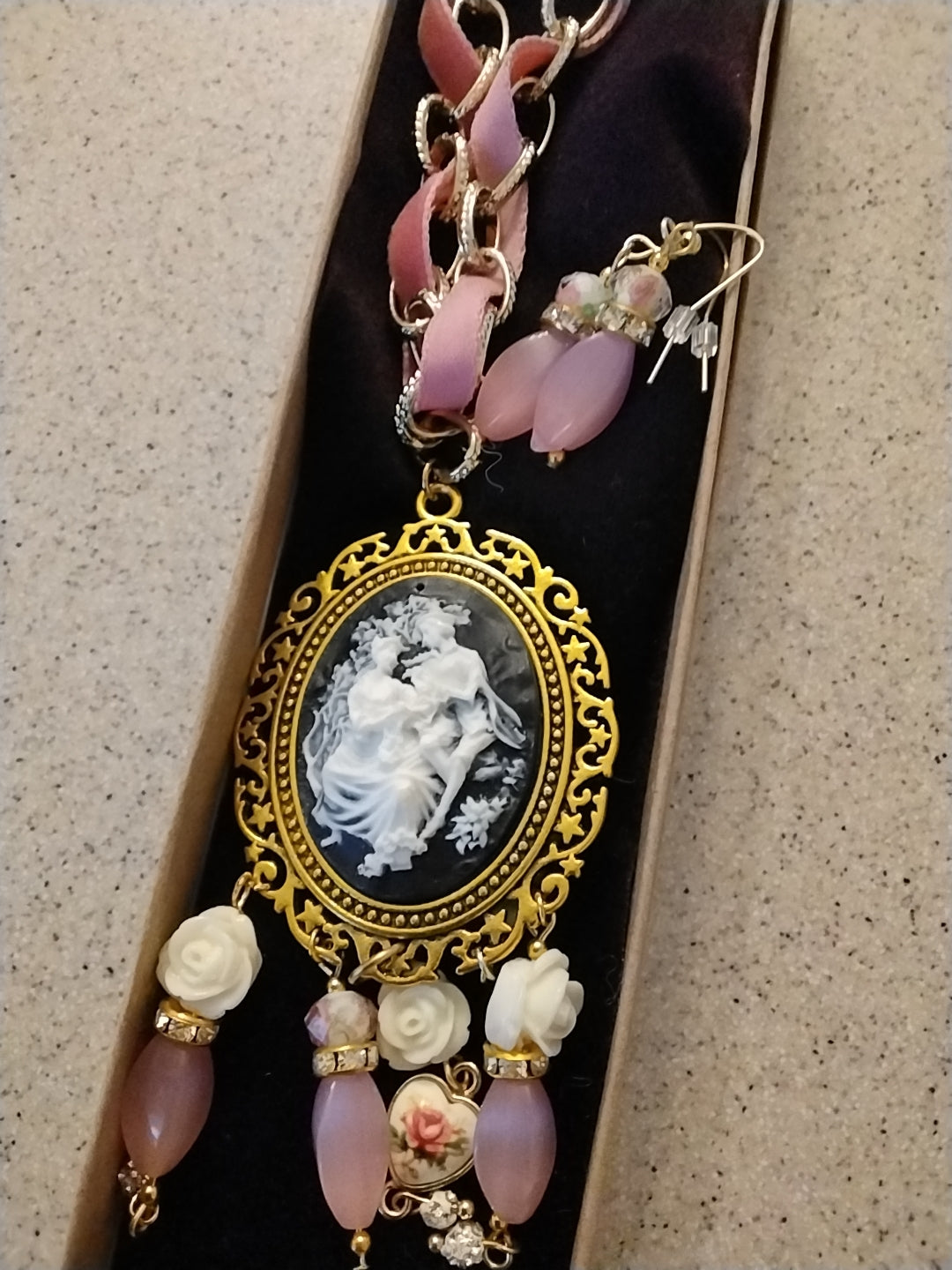 The Rose Lovers Cameo Set